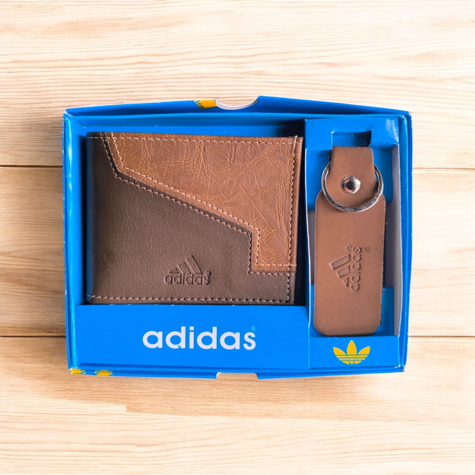 BILLETERA CON LLAVERO Y CAJA