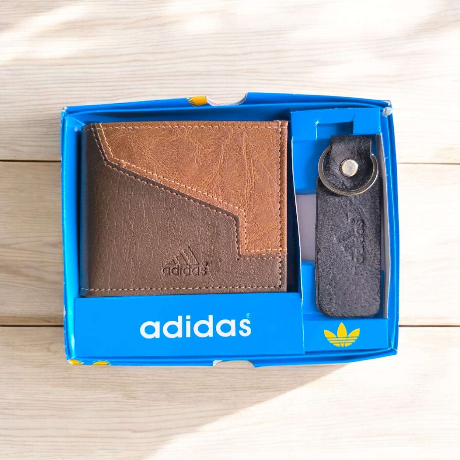 BILLETERA CON LLAVERO Y CAJA