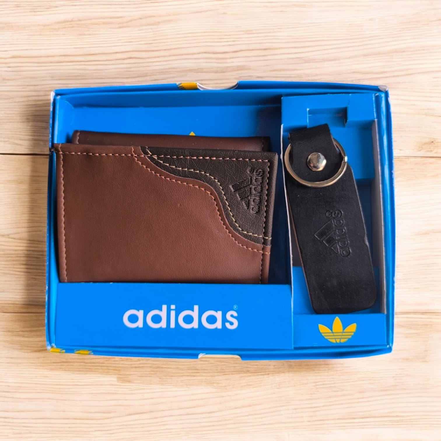 BILLETERA CON LLAVERO Y CAJA