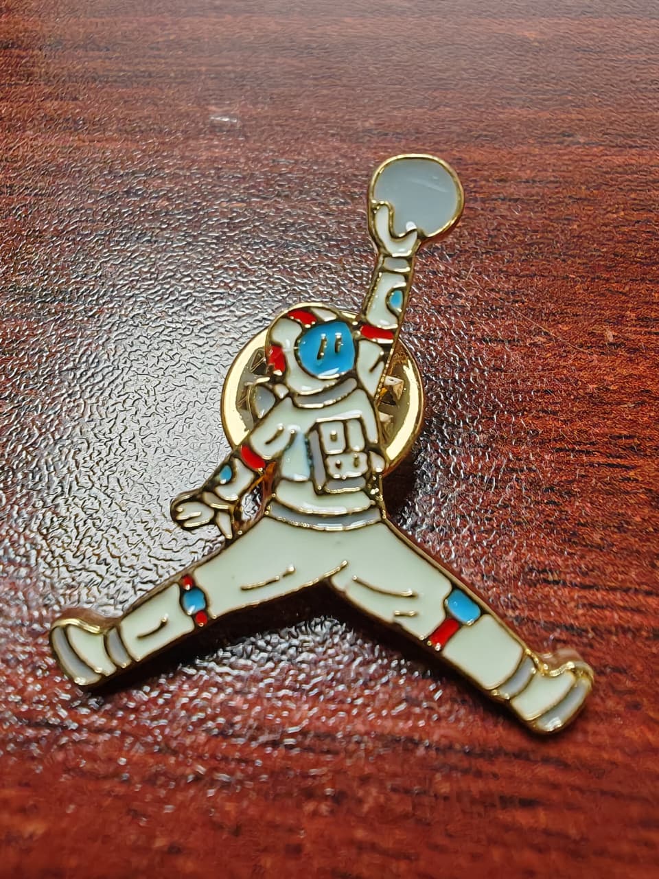 PIN METALICO PARA GORRA