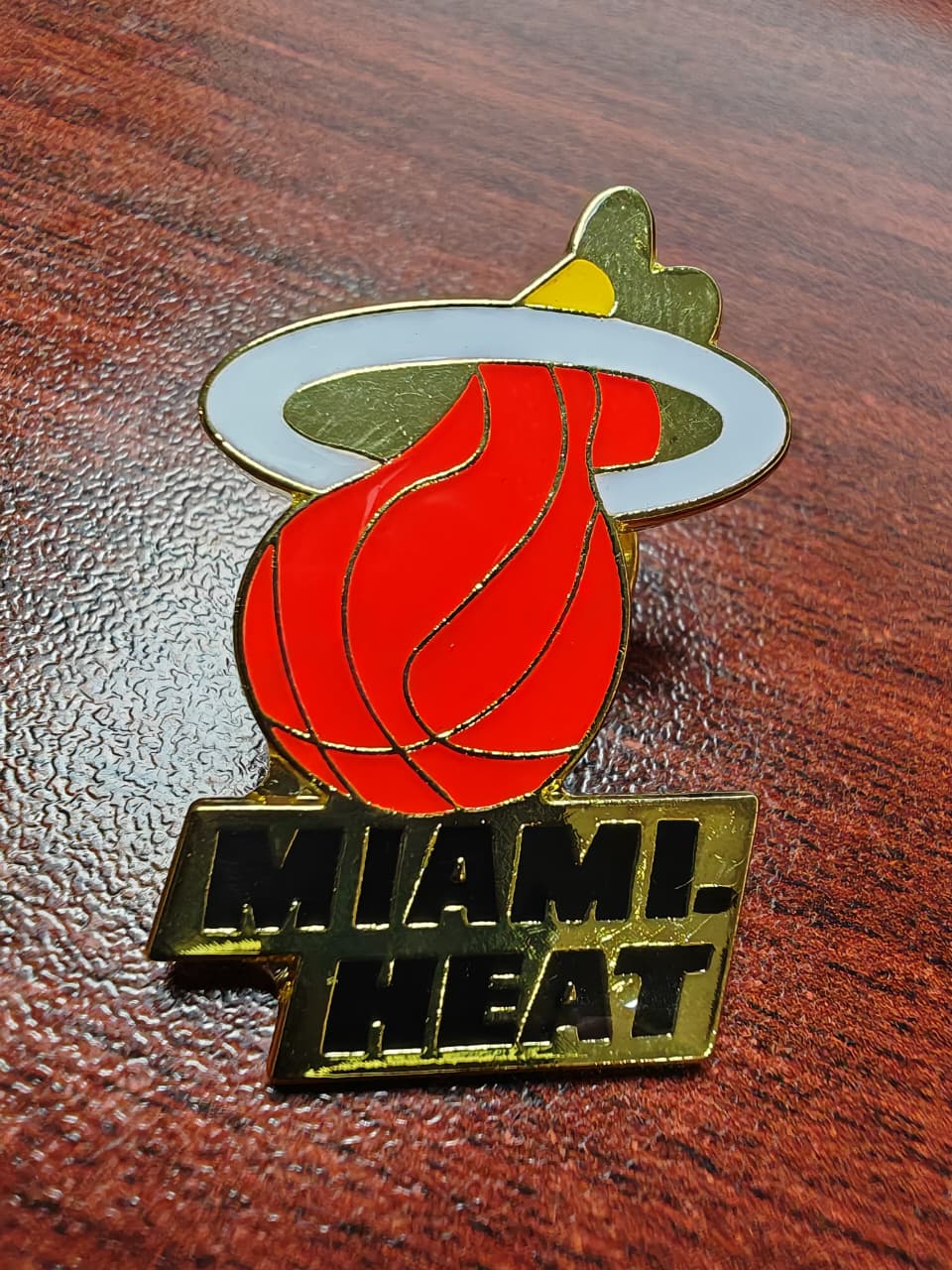 PIN METALICO PARA GORRA