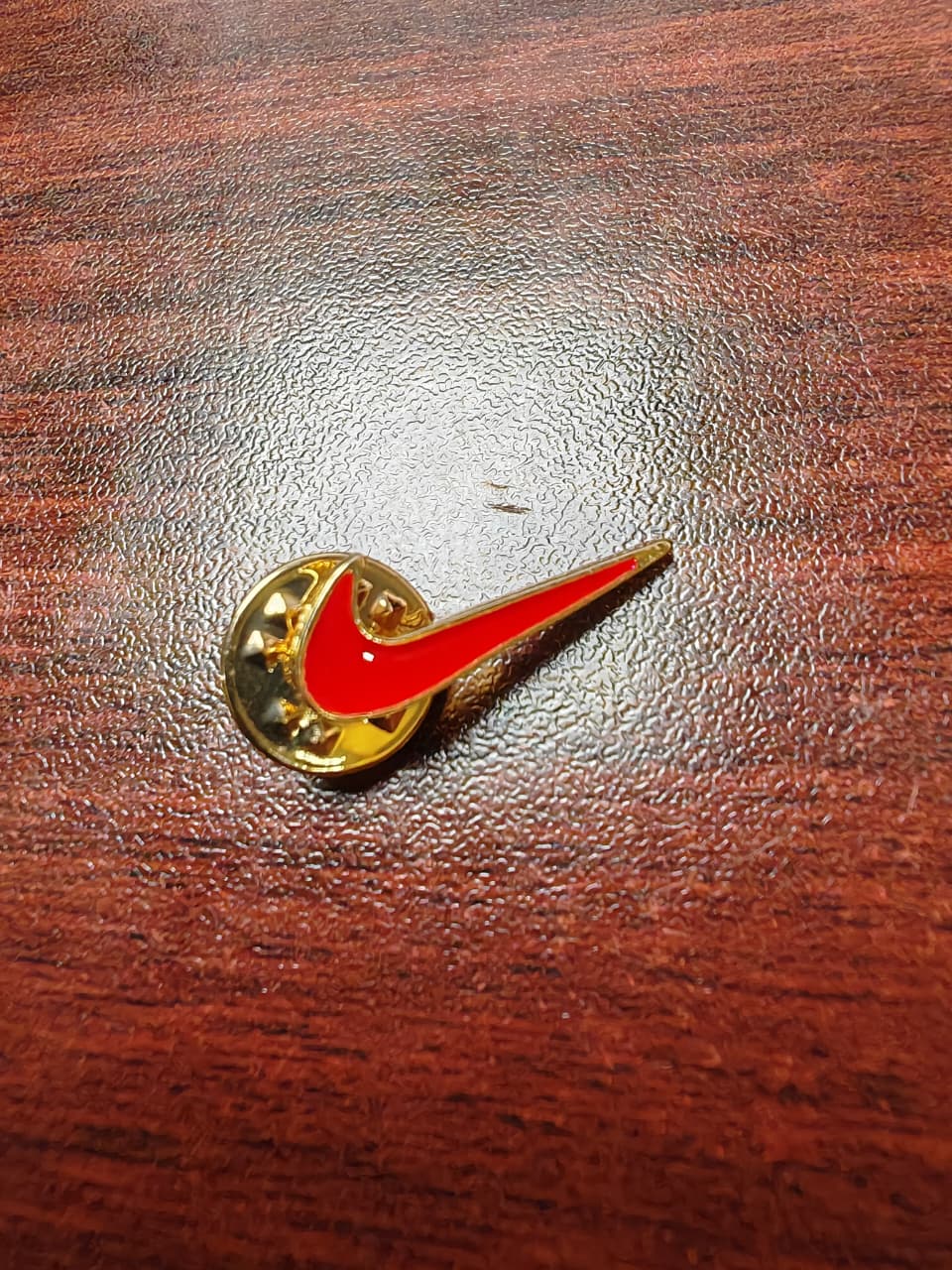 PIN METALICO PARA GORRA  NIKE