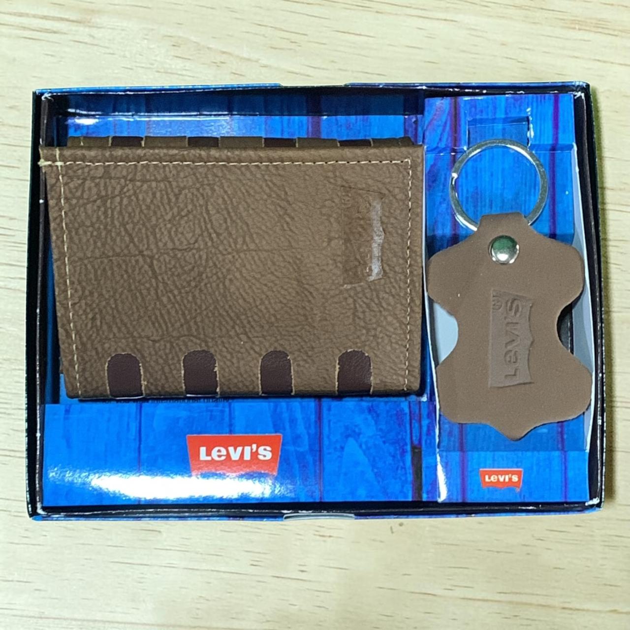 BILLETERA CON LLAVERO Y CAJA 