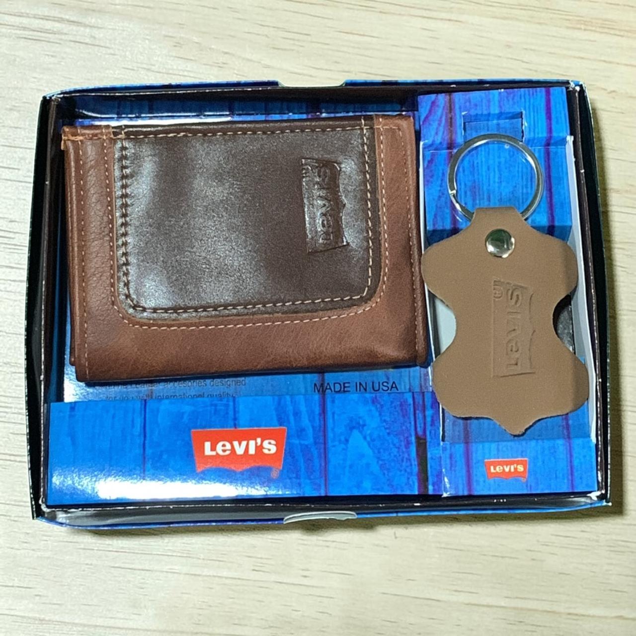 BILLETERA CON LLAVERO Y CAJA 
