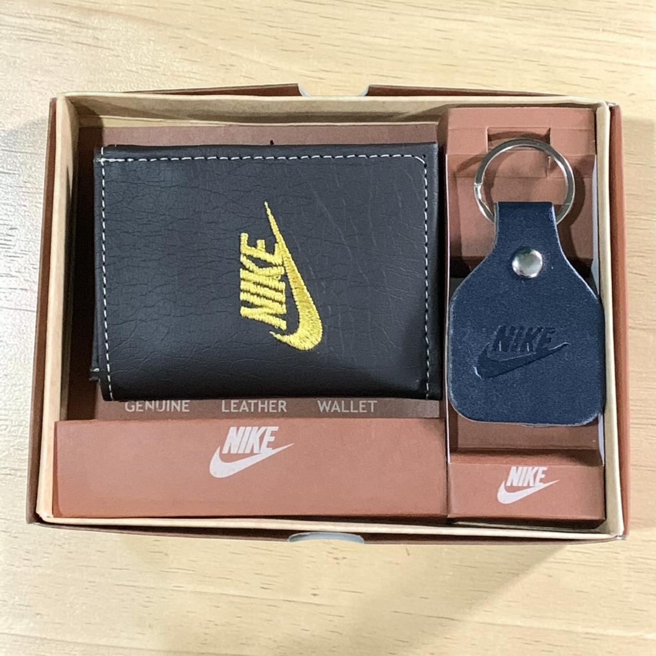 BILLETERA CON LLAVERO Y CAJA