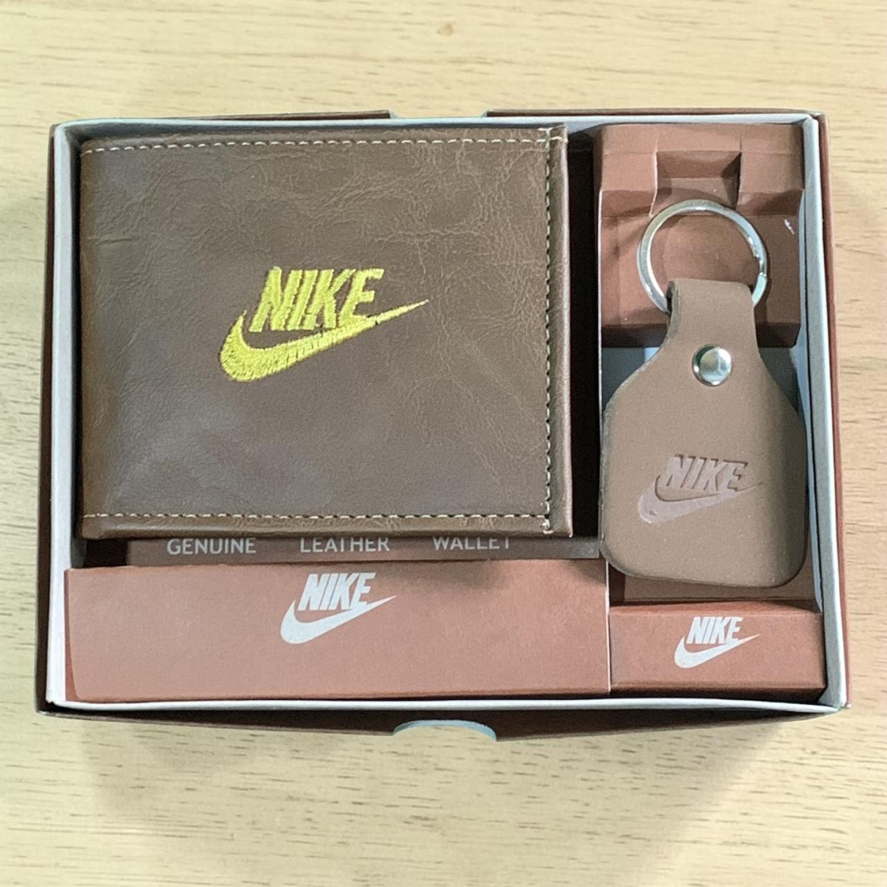 BILLETERA CON LLAVERO Y CAJA